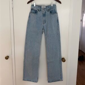 Abercrombie The 90’s Relaxed Jean High Rise Curve Love